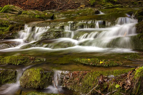 Vista Vicino Una Piccola Cascata Fiume Montagna Con Rocce Nella — Foto Stock