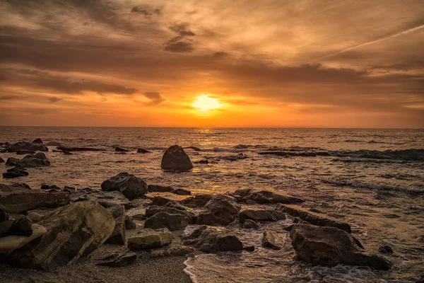 Kleurrijke Zonsopgang Boven Zee Met Rotsachtige Kust — Stockfoto