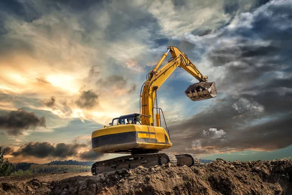 Excavadora Orugas Durante Las Obras Movimiento Tierras Sitio Construcción Atardecer —  Fotos de Stock