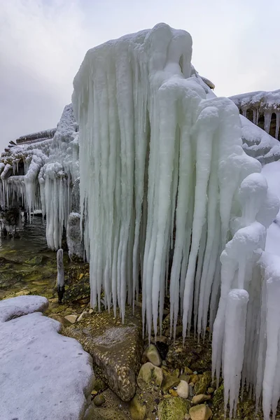 Bellissimi Ghiaccioli Sul Vecchio Ponte Abbandonato — Foto Stock