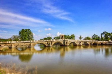 Edirne, Türkiye'de Tundzha Nehri üzerinde muhteşem köprü
