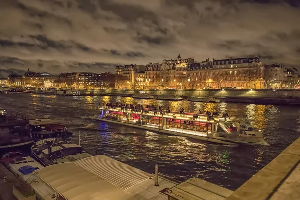 Seine Nehri gezisi tekne — Stok fotoğraf