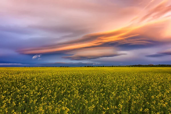 Incríveis nuvens coloridas — Fotografia de Stock