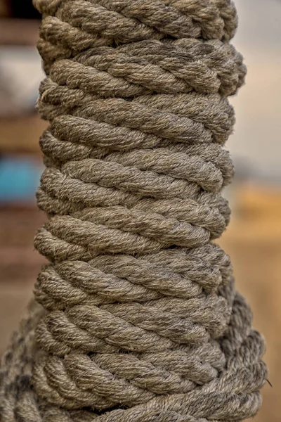 Aufgewickeltes Seil an der Spule. — Stockfoto