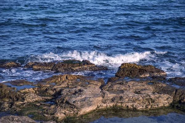Ondas do mar com rochas — Fotografia de Stock