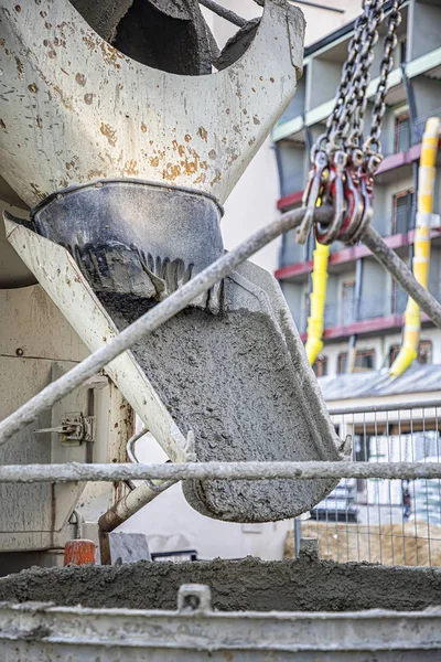 Dumping concrete — Stock Photo, Image