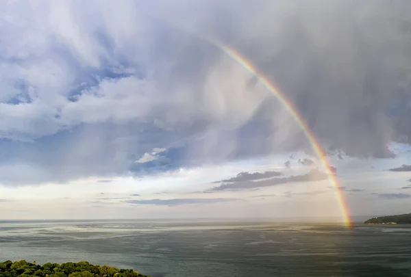 Grand arc-en-ciel sur la mer — Photo