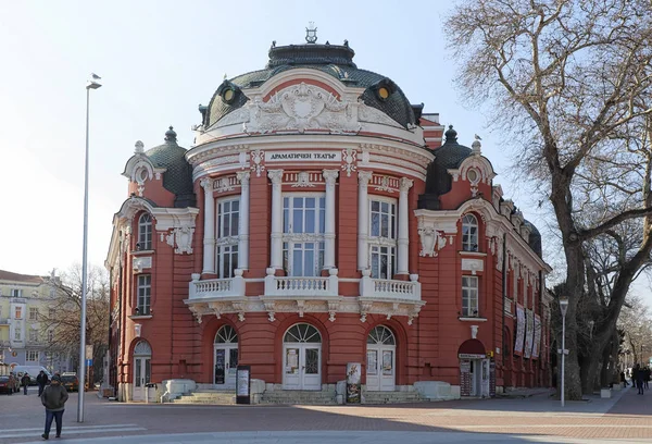 Будівля державного оперного театру і драматичного театру — стокове фото