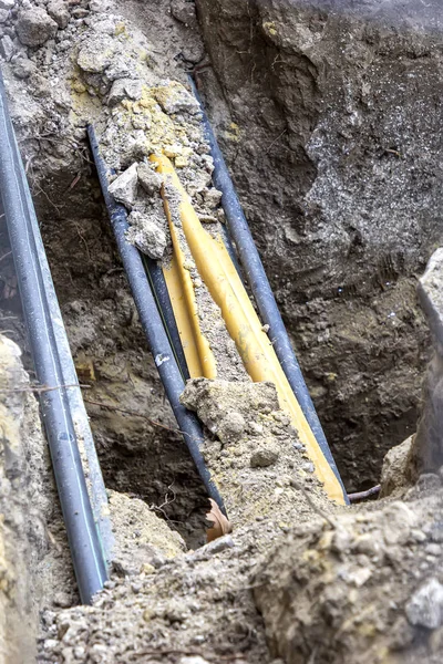 Tubería y cables en el suelo después de cavar . —  Fotos de Stock