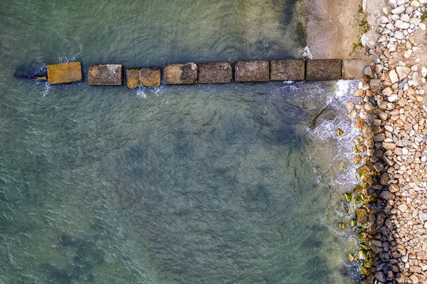 De zeekust en de oude betonnen Pier — Stockfoto