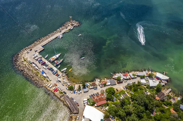 Jachthaven met boten en jachten — Stockfoto