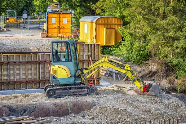 Pequeña excavadora parada —  Fotos de Stock