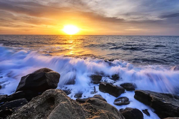 De prachtige zeegezicht met de kleurrijke hemel en water schuim — Stockfoto