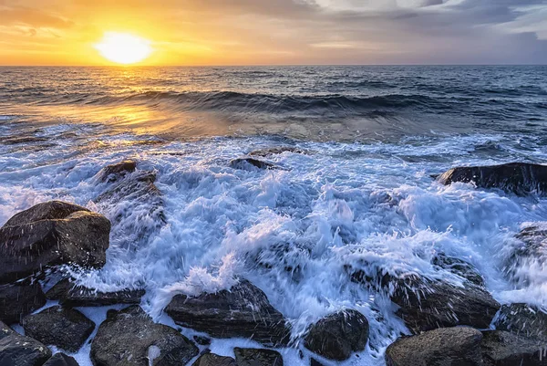 De prachtige zeegezicht met de kleurrijke Sunrise Sky — Stockfoto