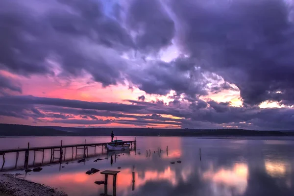 El estado de ánimo y la tranquilidad en una costa del lago — Foto de Stock