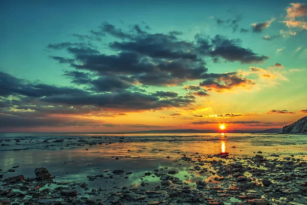 Prachtig uitzicht op de zonsondergang aan de kust van de Zwarte Zee, Bulgarije — Stockfoto