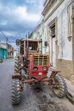 eski paslı traktör 