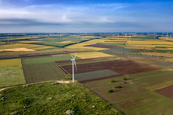 Légi Felvétel Mezőkről Szélturbinafarmokról Horizontális Nézőpont — Stock Fotó