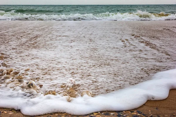 Vista Frontale Rovesciamento Onda Mare Con Schiuma Vicino — Foto Stock