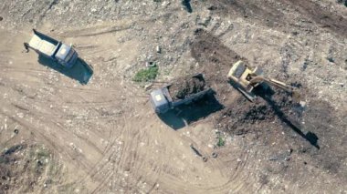 Bir kazıcı yükleme alanının havadan aşağı görüntüsü bir kamyona yükleniyor