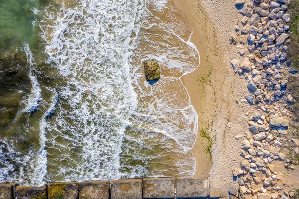 Bovenaanzicht Vanuit Lucht Van Drone Tot Aan Zeekust Met Schoonheidsgolven — Stockfoto