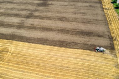 Buğday tarlasında çalışan hasatçının insansız hava görüntüsü.. 