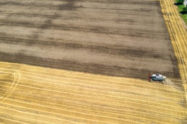 Buğday tarlasında çalışan hasatçının insansız hava görüntüsü.. 