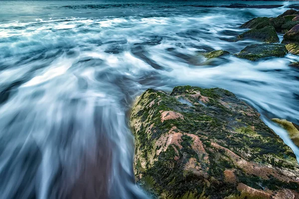Szenische Meereslandschaft Mit Einem Großen Felsen Und Herausfließenden Wellen — Stockfoto