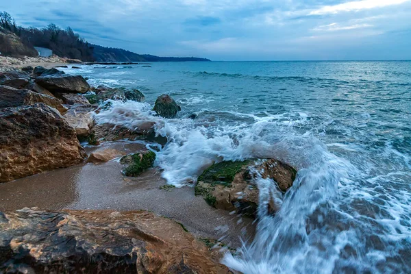 Güzel Hareket Bulanık Deniz Dalgaları Kayaların Üzerinde Sabahın Köründe Karadeniz — Stok fotoğraf