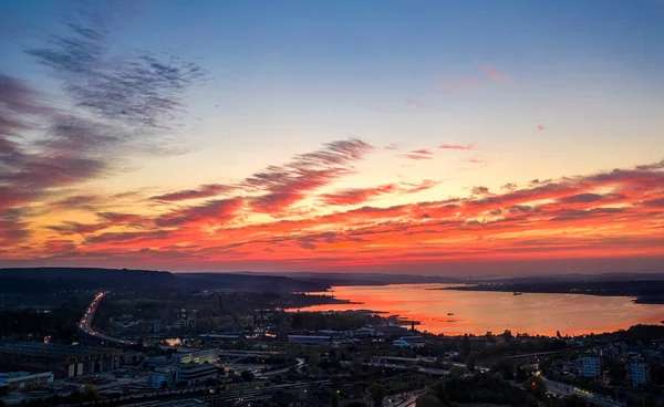 Atemberaubende Rote Wolken Bei Sonnenuntergang Über Dem See — Stockfoto