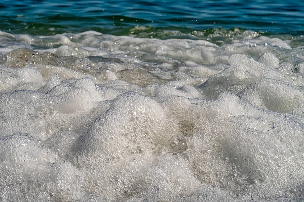 Vista Frontale Delle Onde Del Mare Spruzzata Con Schiuma Vicino — Foto Stock