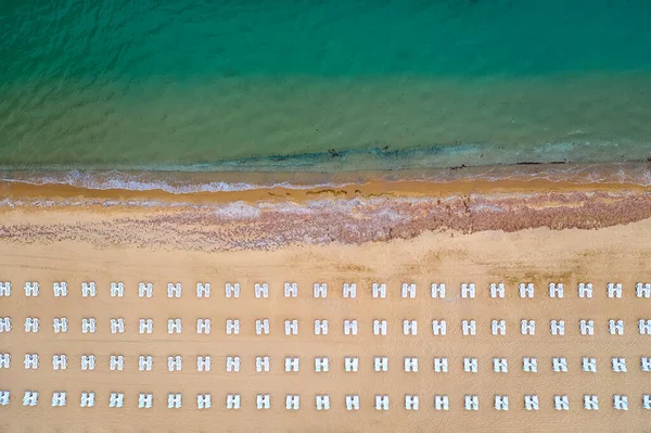 Flygfoto Över Fantastisk Strand Med Vita Solstolar Och Turkost Hav — Stockfoto