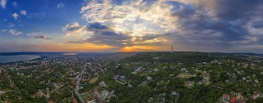 Bulgaristan 'ın Varna kentinde günbatımının çarpıcı panoramik manzarası. 