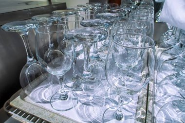 Sıralar dolusu boş şarap kadehleri kapanıyor. Bardaklar masanın üzerinde. Restoran barı kavramı