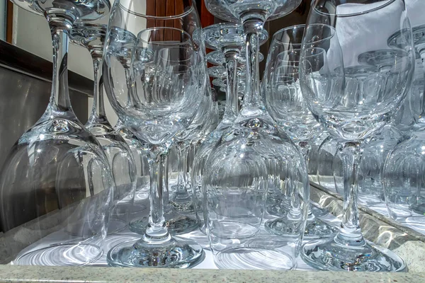 Rows Empty Wine Glasses Close Glass Goblets White Table Restaurant — Stock Photo, Image