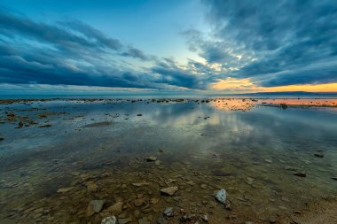 Su yansıması ile sakin deniz suyunun çarpıcı manzarası 