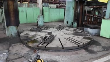 Boş düşey torna makinesi araçlarının yavaş dönüşü.