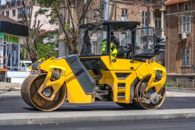 Trampetçi şehirde yeni bir yol yapıyor. Yan görünüm