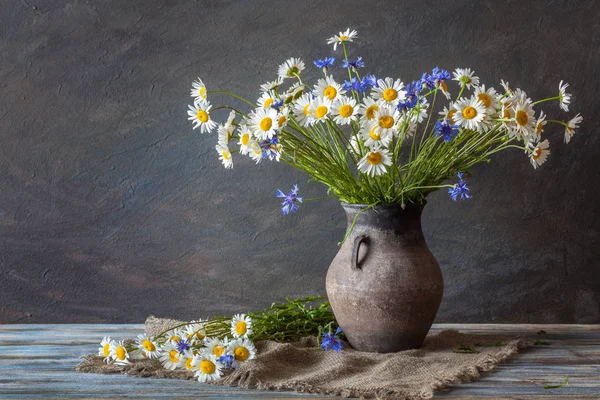 Stillleben Ein Bund Kamillen Und Erdbeeren Auf Einem Holztisch — Stockfoto