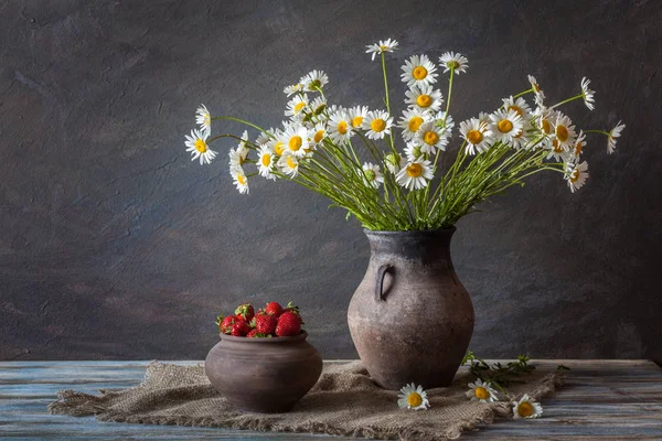 Stillleben Ein Bund Kamillen Und Erdbeeren Auf Einem Holztisch — Stockfoto