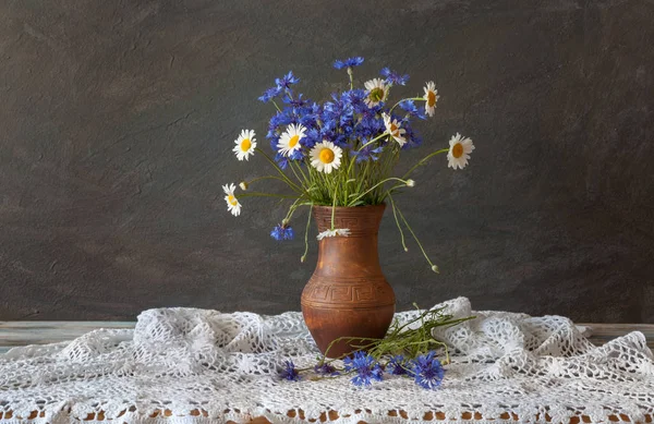 Stillleben Rustikalen Stil Ein Strauß Wildblumen Einem Tonkrug Auf Dem — Stockfoto