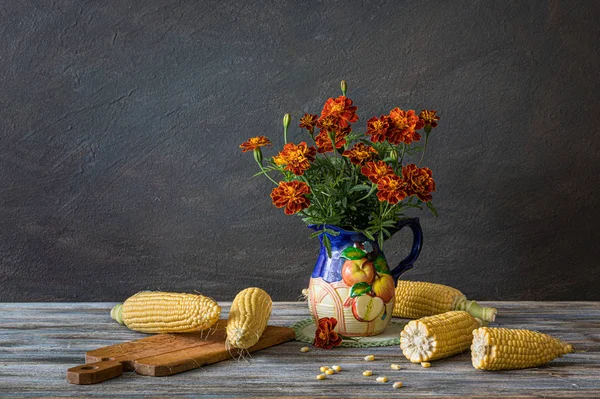 Stillleben Rustikalen Stil Mais Und Blumen Auf Einem Holztisch — Stockfoto