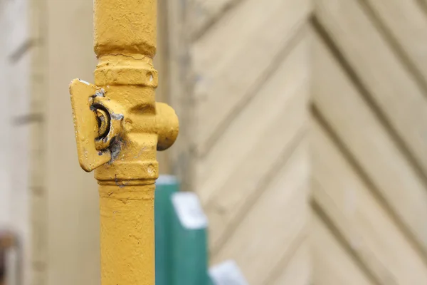 Pijp Met Een Kraan Voor Gasvoorziening Tegen Achtergrond Van Een — Stockfoto