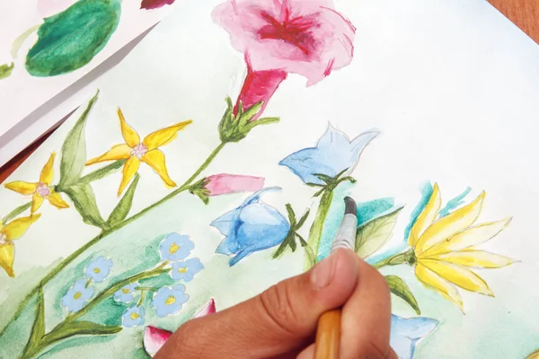 Fata Desenează Flori Sălbatice Frumoase Hârtie Albă fotografii de stoc fără drepturi de autor