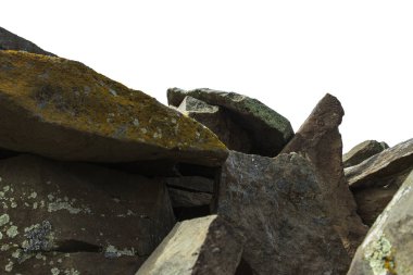 Eski dağ taş beyaz izole arka planda. Doğal malzeme çeşitli form.