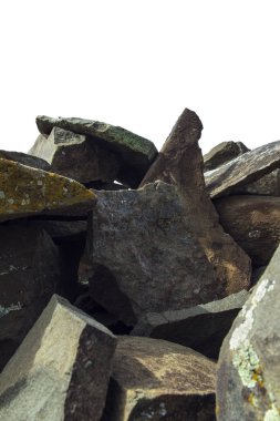 Beyaz arka plan üzerinde izole dağ eski taş yığını. Doğal nesne tasarım için.