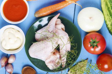 Sağlıklı gıda hazırlanması için organik sebzeli tavuk eti. Çiftlik taze malzemelerle. Üstten görünüm.