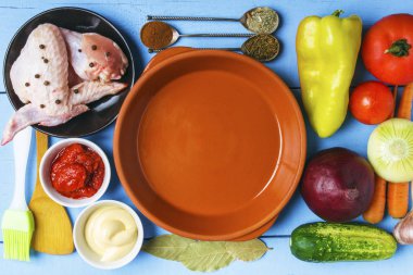 Et, kümes hayvanları ve organik sebze diyet beslenme için kırsal bahçesinden. Ahşap masa boş seramik yemeklerden. Sağlıklı gıda. Üstten görünüm. Kopya alanı.