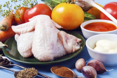 Akşam yemeği ya da akşam yemeği yemek için taze tavuk kanadı diyet. Garnitür için organik doğal sebze. Sağlıklı yemek için malzemeler.
