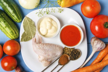 Tavuk eti, mayonez, domates sosu ve sebze bir köy öğle veya akşam yemeği için. Diyet beslenme kavramı. Üstten görünüm